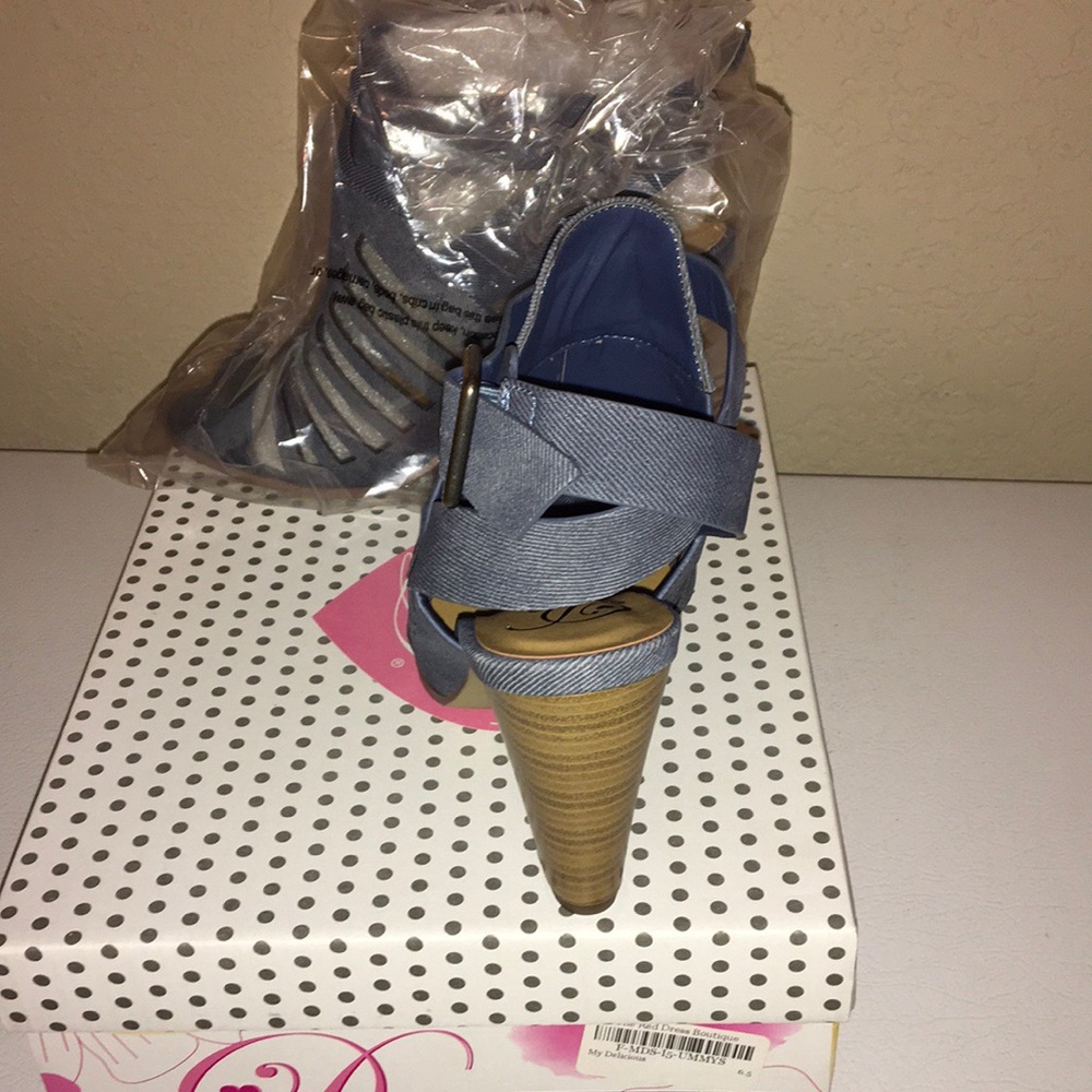 ๐ Strappy Caged Heel Sandal - Picture 3 of 7